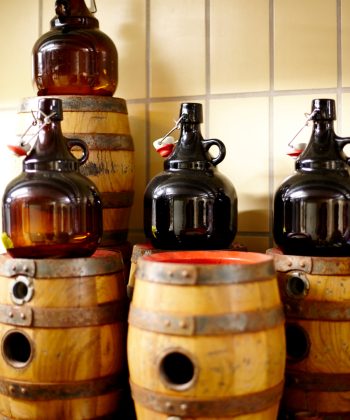 Brauerei-Fässer-Flaschen-